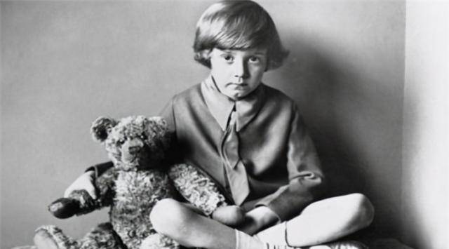 其实,这张照片中出现的人物是一个名叫伊芙琳·麦克海尔的女人,她经历