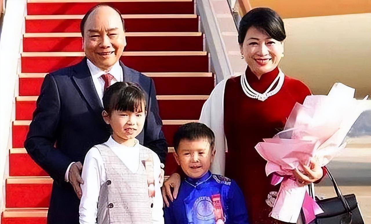 越南第一夫人:天生一张旺夫脸,儿女双全,致力发展丝绸文化_陈月秋