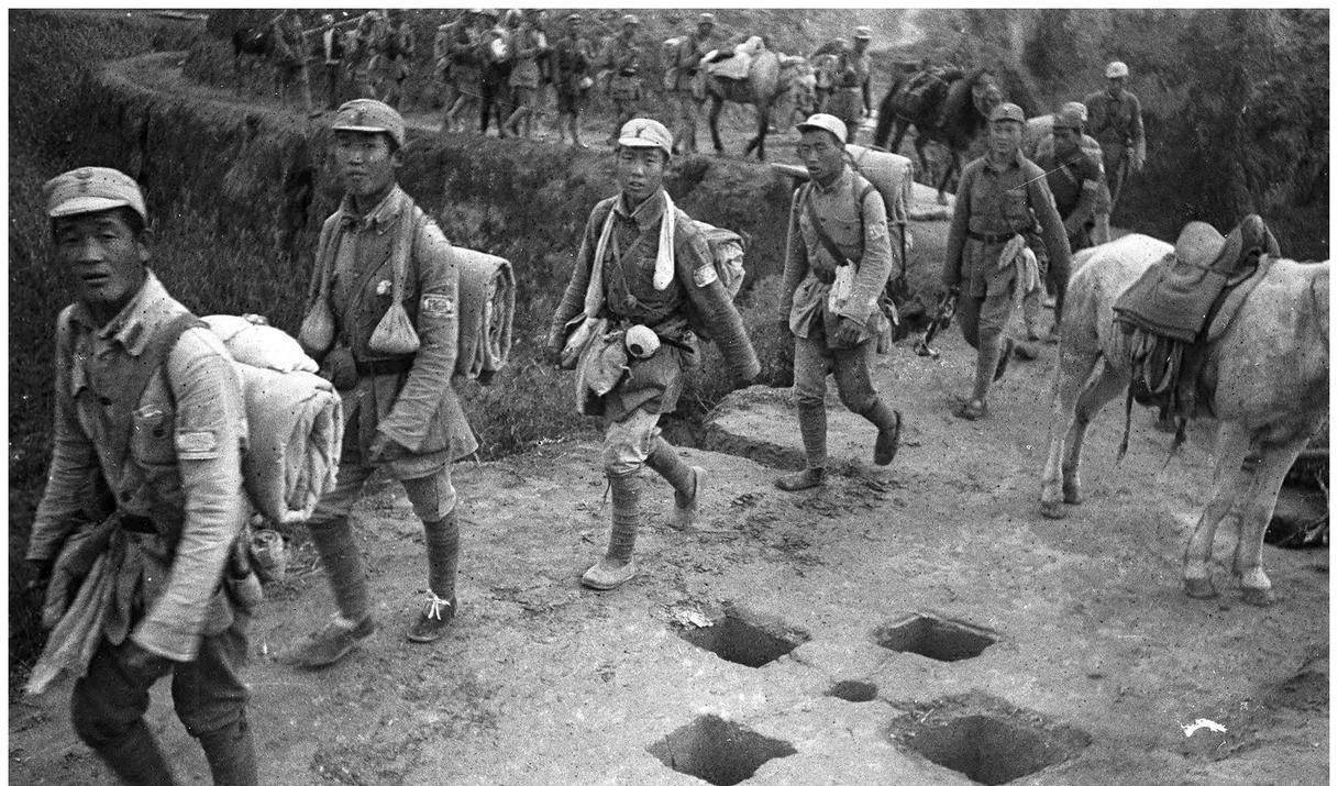 1938年,吴瑞林被叛军包围,关键时刻有人塞纸条:别反抗,我救你