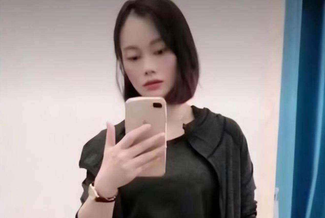 但是家庭条件却很是一般,起初张荣荣的一家都是靠着父亲的小本生意过