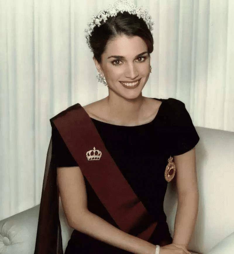 迪拜王妃哈雅:把王冠借给嫂子,和国王离婚时娘家兄弟出来支持她