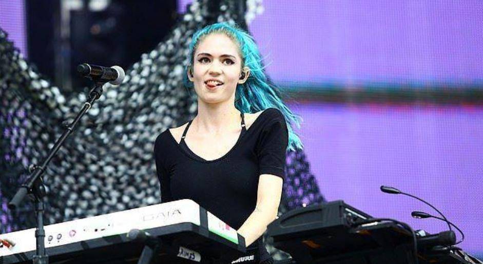 格莱姆斯:马斯克的奇葩前任,造型五彩斑斓,分手后还给他生孩子