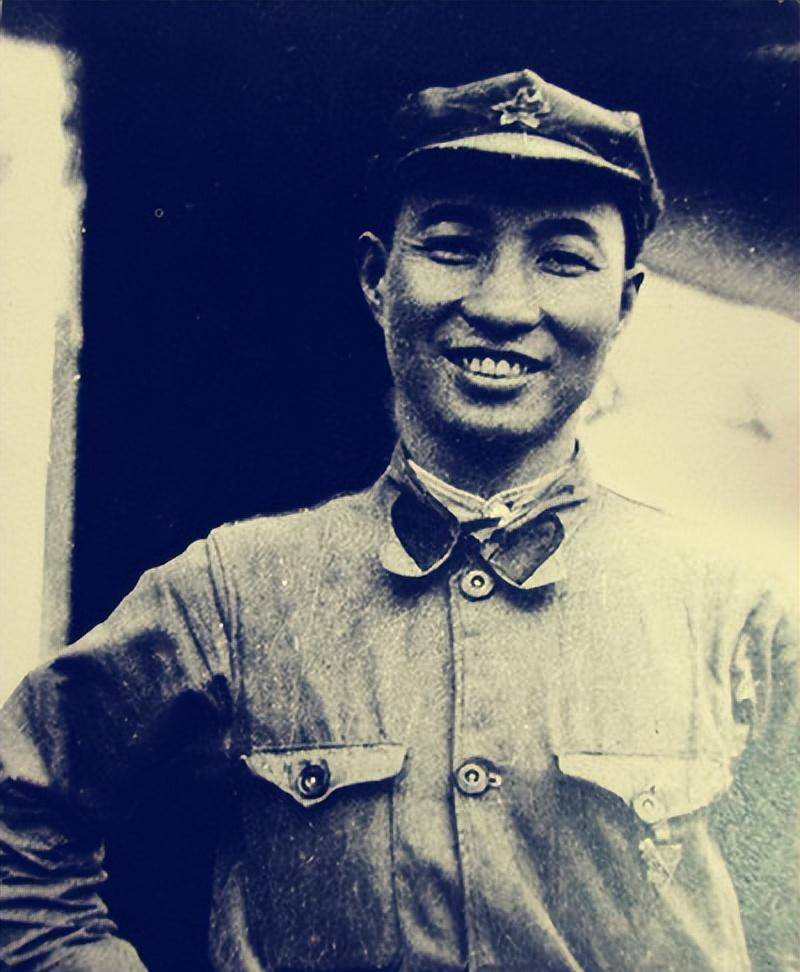 八路军帽子上的两粒纽扣,到底有啥作用?看完才知道有多高明了