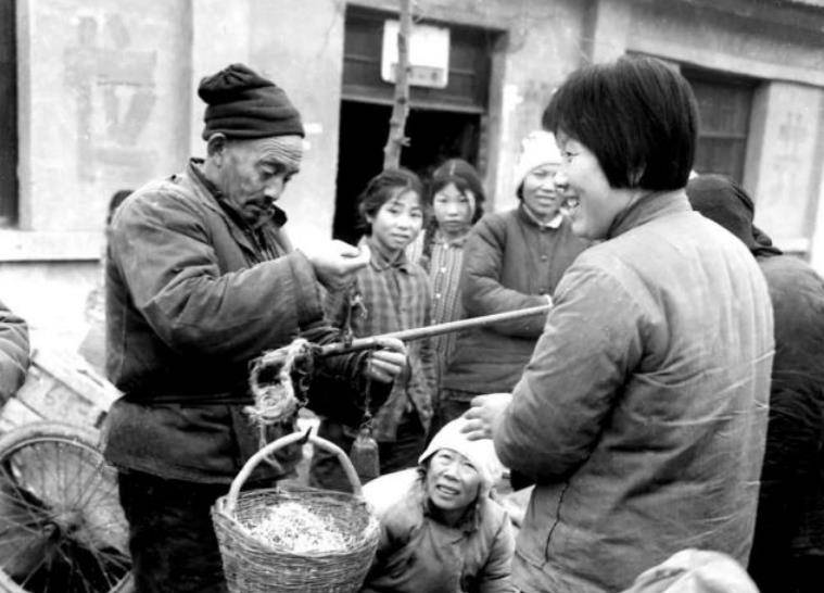 1973年山东37岁老光棍相亲遇到残疾姑娘,直言:多少钱,我愿意娶_王同俊