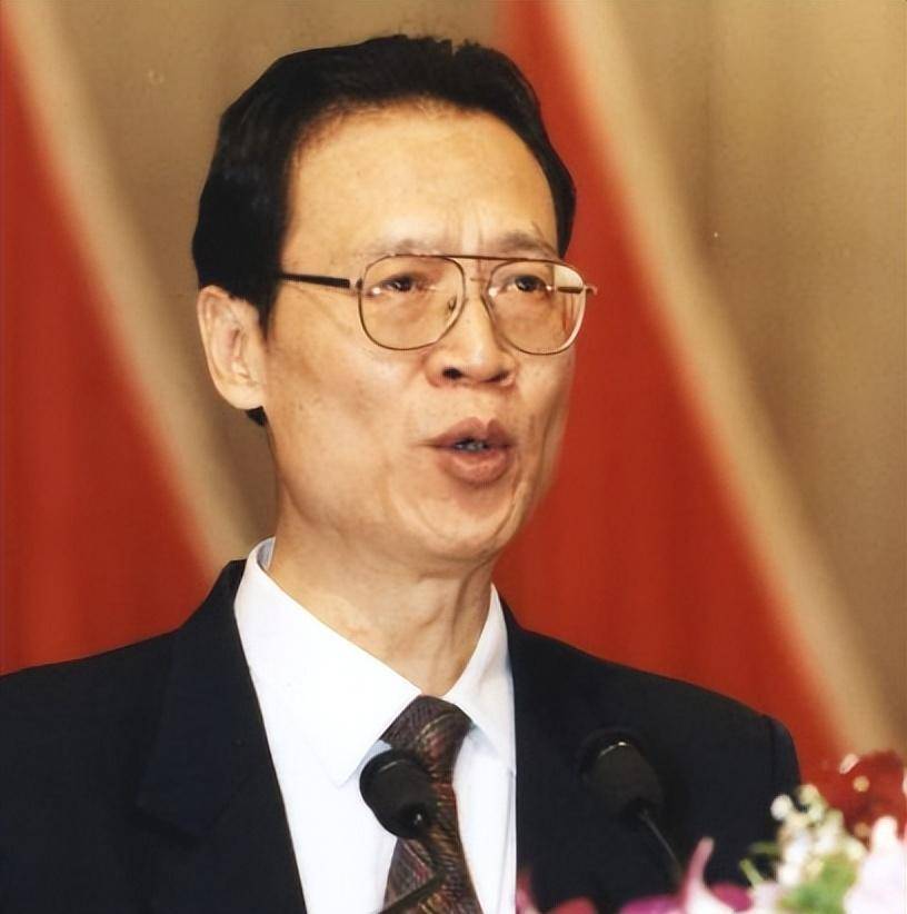 他19岁参军入伍,47岁成少将,54岁任福建省委书记,一生清廉无私