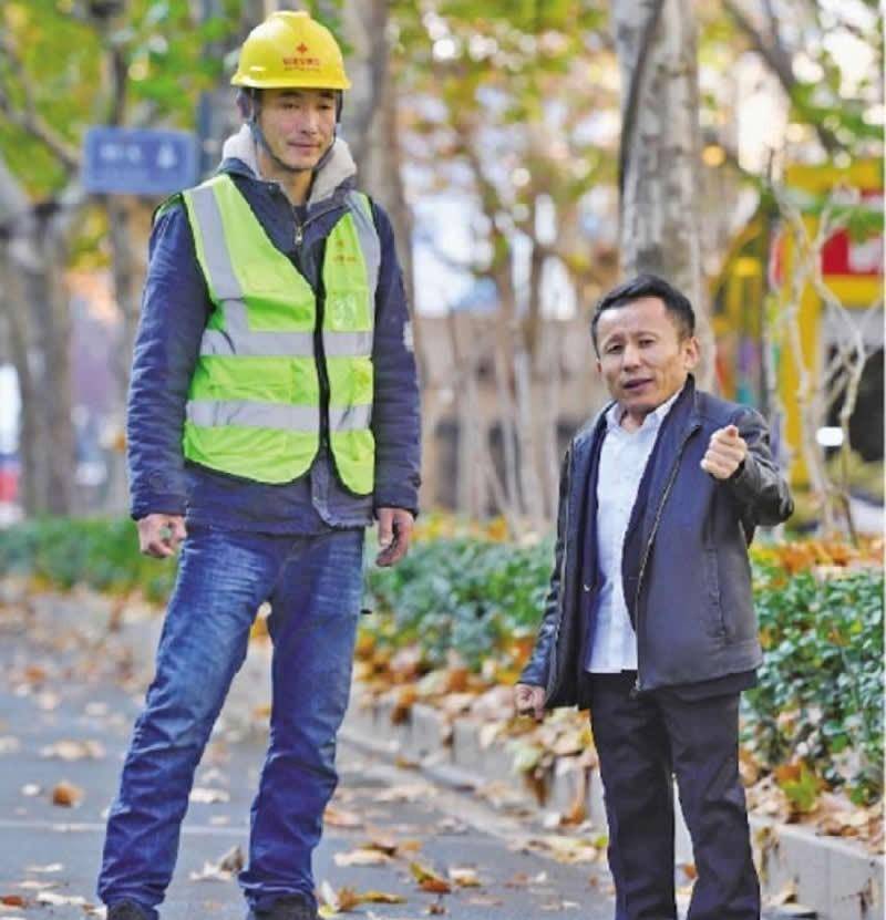 艾贻明:身高1米25,22岁娶漂亮女学员为妻,当上总裁身家过亿