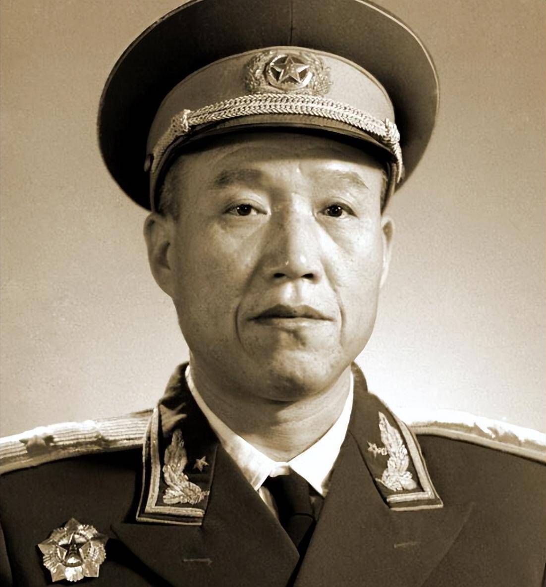 当时的副司令员肖全夫怒不可遏,他即刻到达北京总参谋部汇报苏军的