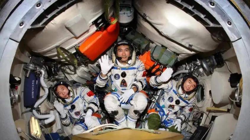我国共13人上过太空,为何两位是航天英雄,其他是英雄航天员?