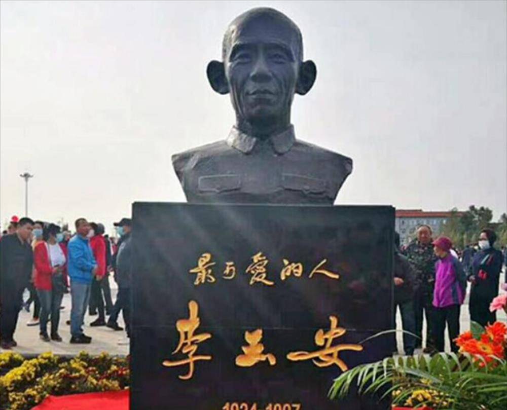 他们面对强敌奋勇向前,他们以萤火燃炬,他们用自己微弱的光照亮了祖国