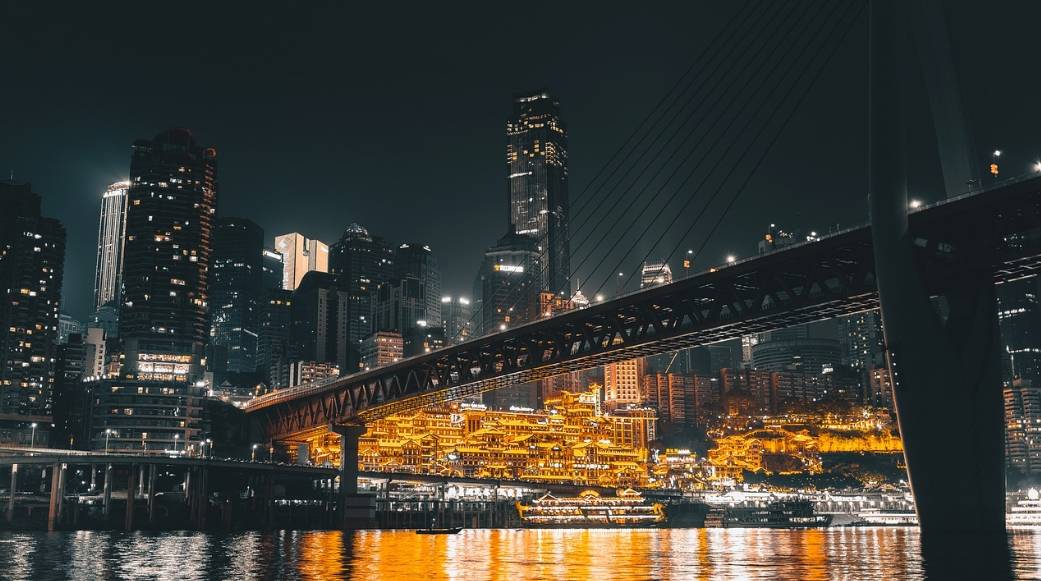 二,解放碑步行街洪崖洞是重庆的标志性景点,其独特的山城夜景让人流连