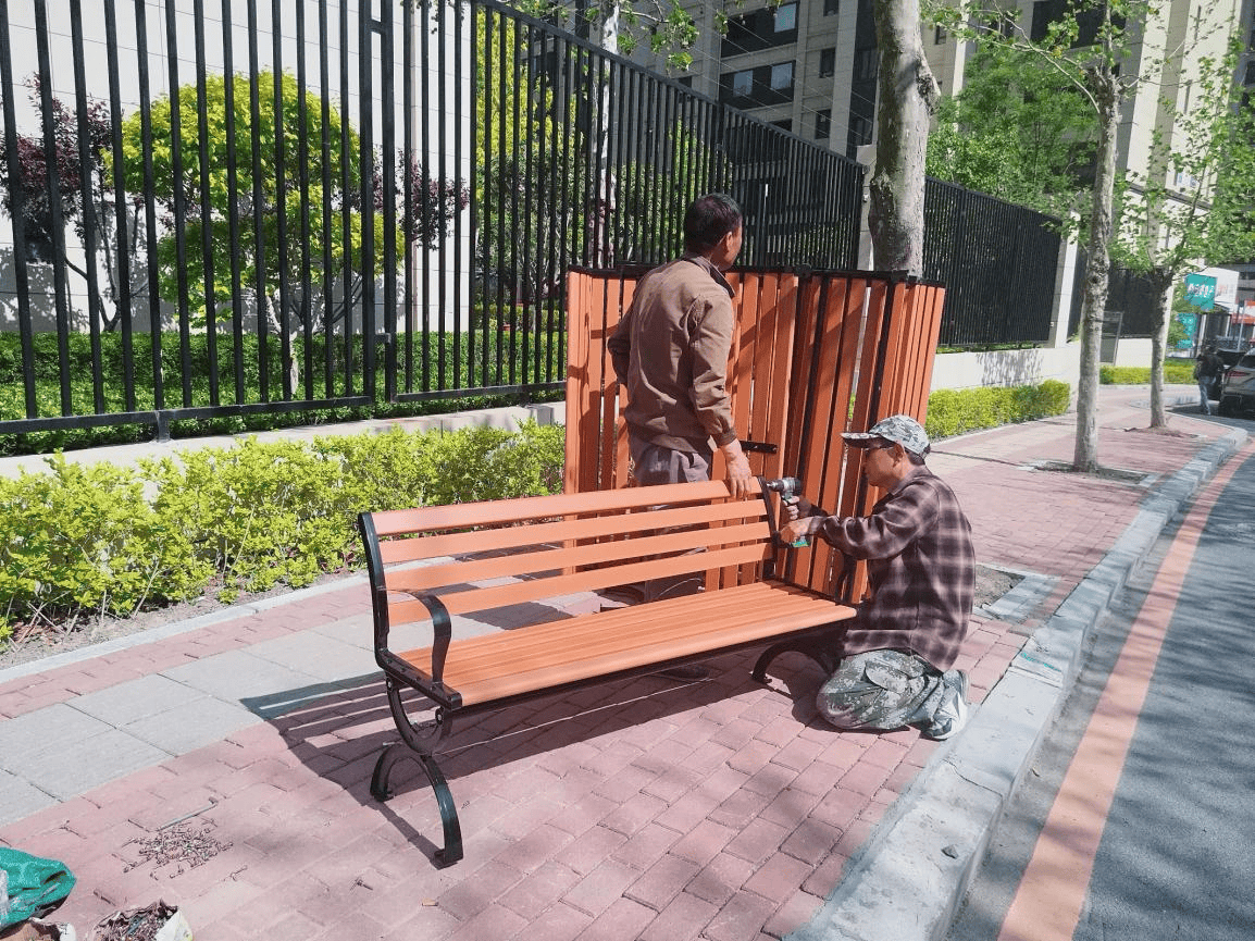 爱心长椅进社区 居民"坐享"休闲时光_小区_座椅_生活