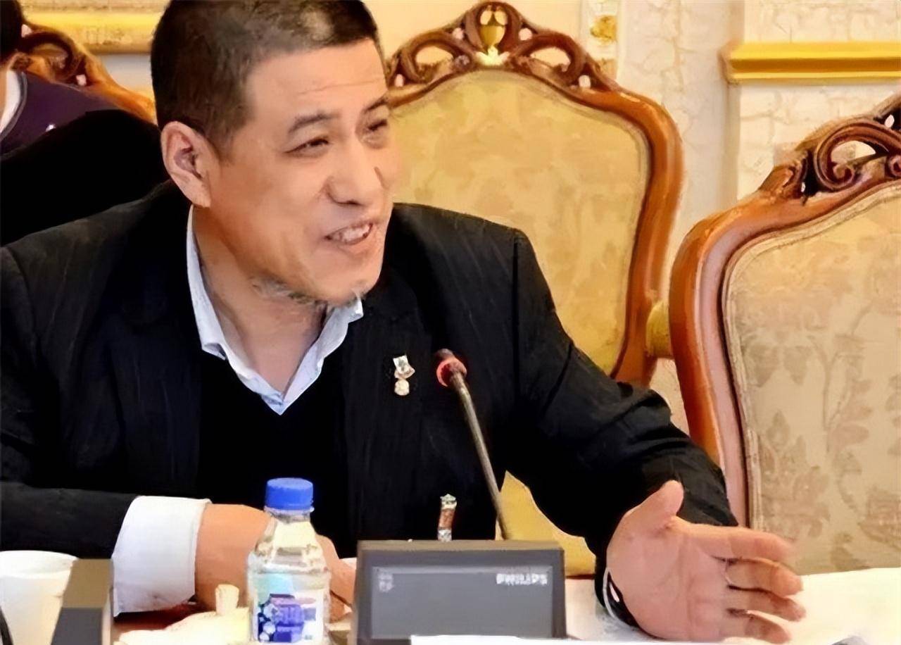 自称乾隆七世孙,手戴"3亿"扳指:这是我家的,凭啥上交?