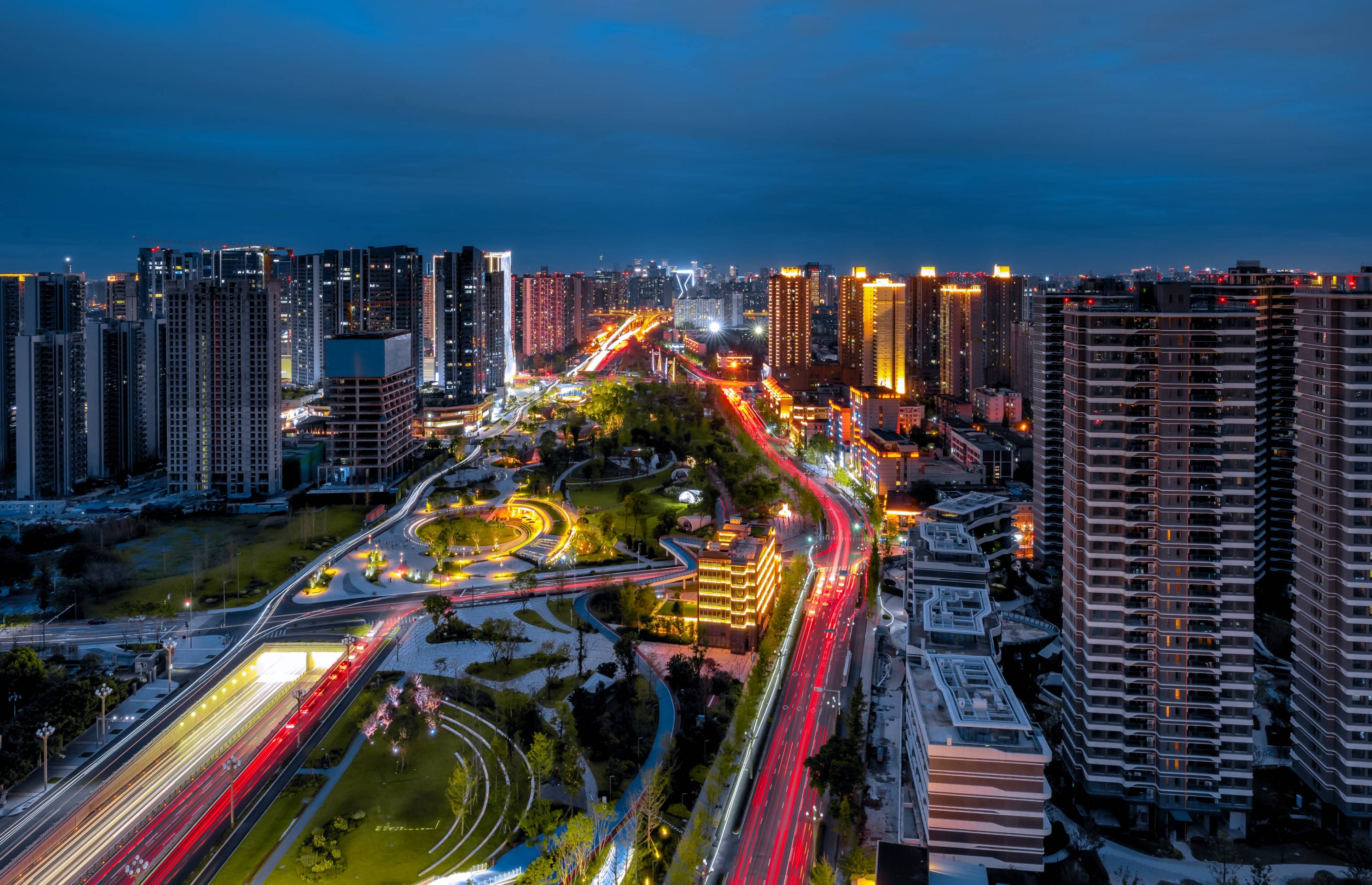 三横两纵成熟交通环绕三横:金牛大道,西华大道(沙西线),蜀西路(羊西线