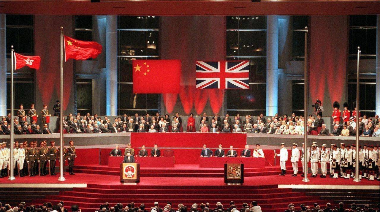 1997年香港回归,为何英国降下国旗5秒后,才将五星红旗升起?