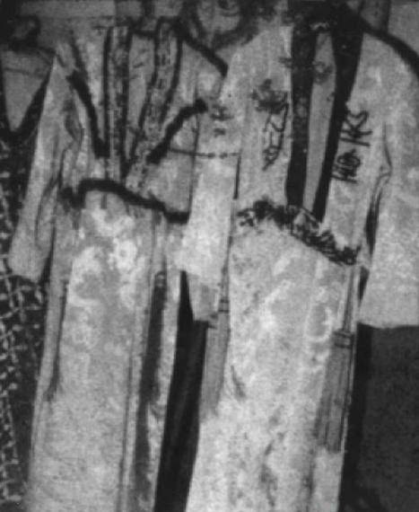 龙袍晁玉华拿出粉,仔细地在脸上搽来搽去,还别说,原本黑不溜秋的脸上