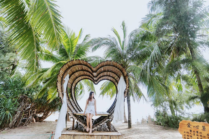 你可以尽情享受阳光,沙滩和海浪带来的乐趣,也可以尝试潜水,海钓等水