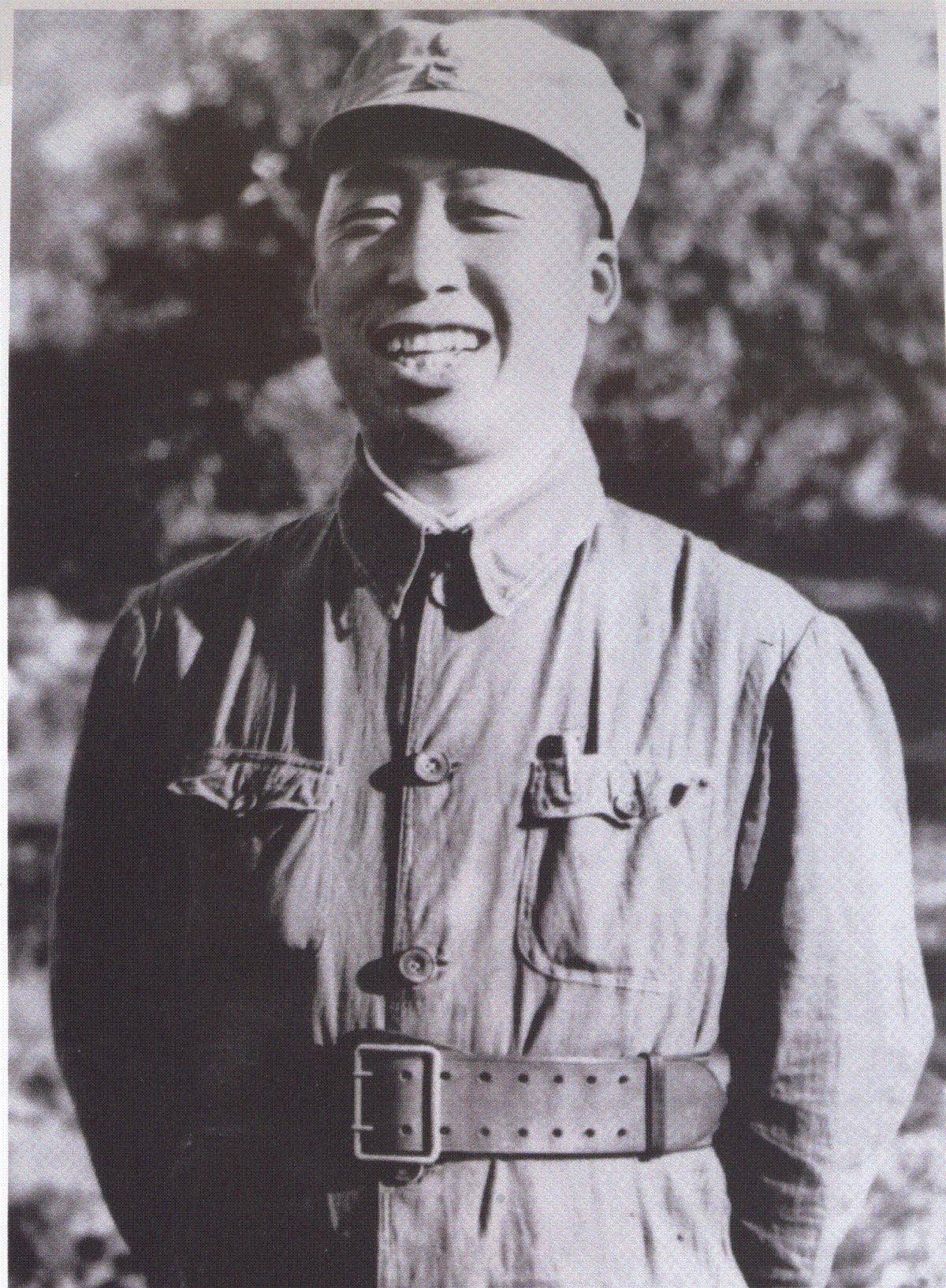 1904年,滕代远出生于湖南麻阳县下玳瑁坡村的苗族家庭.