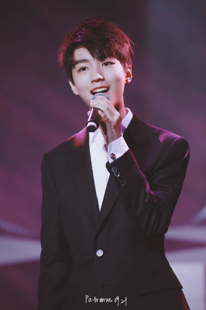 王源申请工作室新logo商标 此前被指与王俊凯工作室logo相似