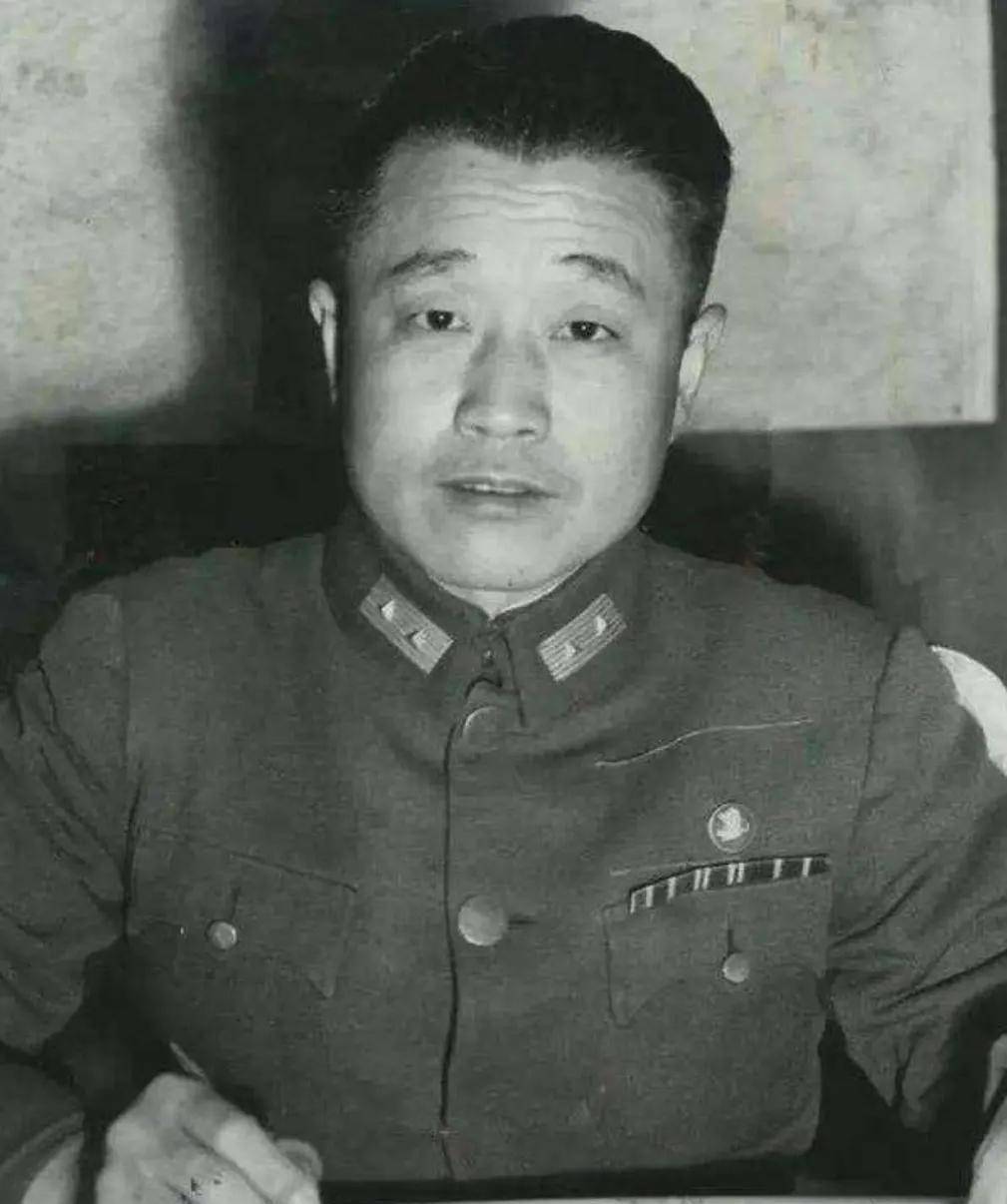 王耀武心急如焚,赶紧向南京方面求援,蒋介石立即指派"徐州剿匪总司令