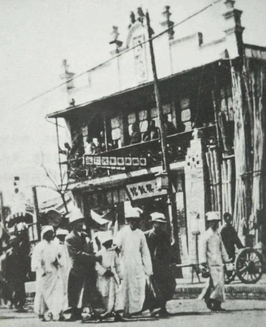 随着发端于南方的大革命形势迅猛发展,控制北洋政府的军阀日益反动.