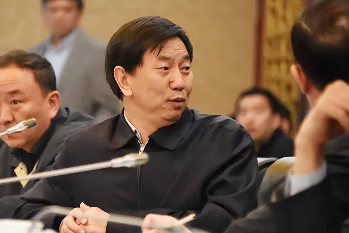 19年耿彦波辞去太原市市长职务,一双沾满灰尘的皮鞋就是他的符号