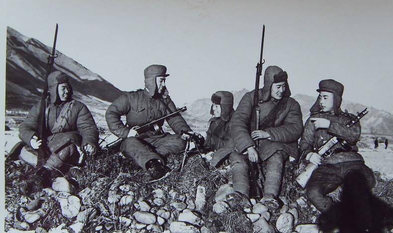 南朝鲜部队早被我军的猛烈攻击打得失去斗志,大股大股的溃兵见到志愿