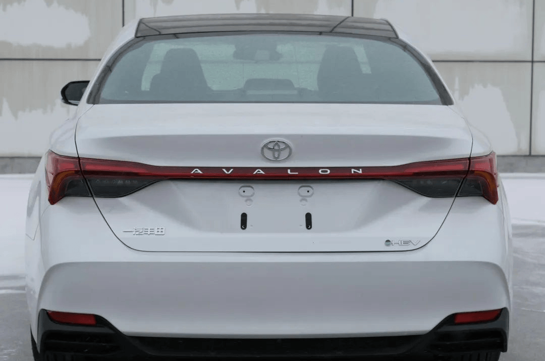 轮胎尺寸则提供了215/55 r17,235/45 r18,235/40 r19等三种规格供消费