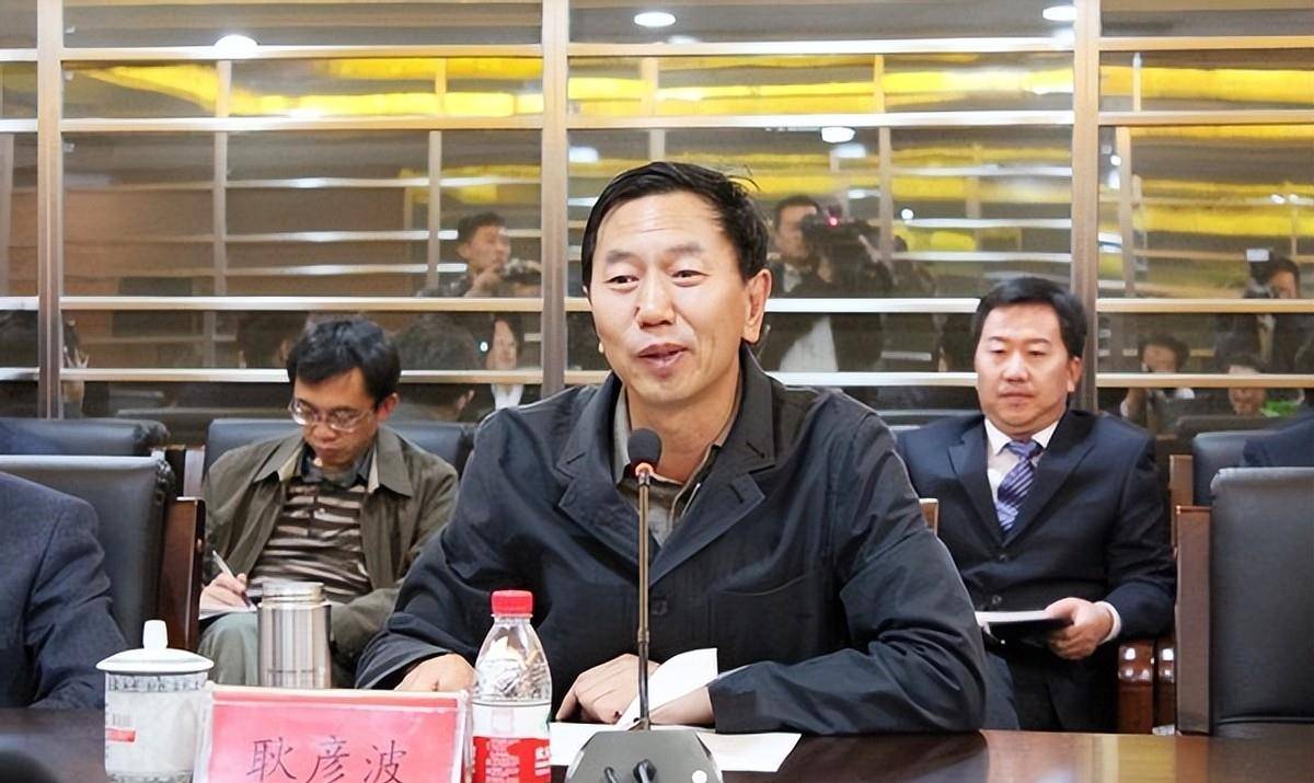 19年耿彦波辞去太原市市长职务,一双沾满灰尘的皮鞋就是他的符号