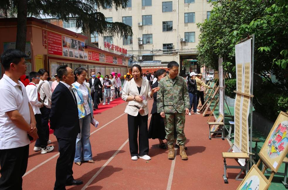 报告会上,杨景谕老师以《感恩照亮未来,家校共铸辉煌》为主题,用极具