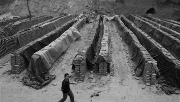 骇人听闻的山西黑砖窑案:32位农民工沦为奴隶,生活堪比难民