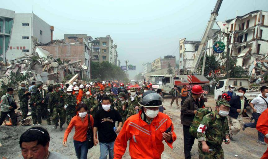 0级特大地震,一瞬间房屋倒塌,上一秒正在聊天的人瞬间阴阳两隔.