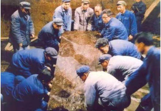 2000年前的古墓意外被挖,出土重量级国宝,至今无法复制的文物