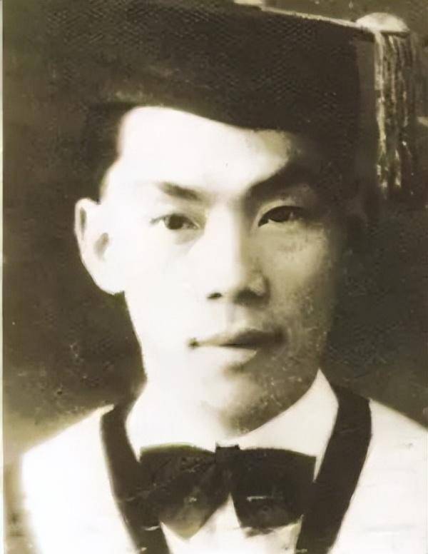 在以优异的成绩考进了河南省政治干部训练班后,他便整日地在武汉,重庆