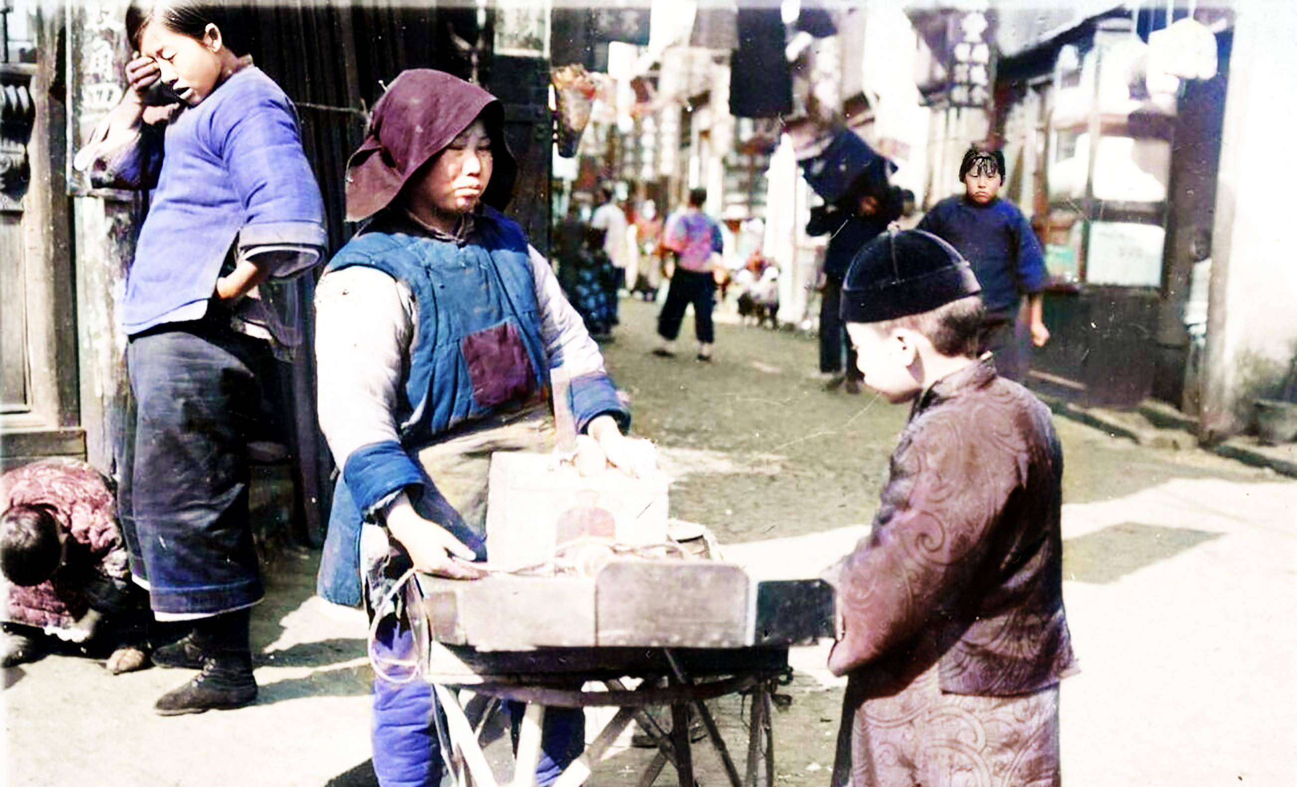 英国人眼里的民国上海,街市繁华,小吃诱人,拍摄于1934年前后