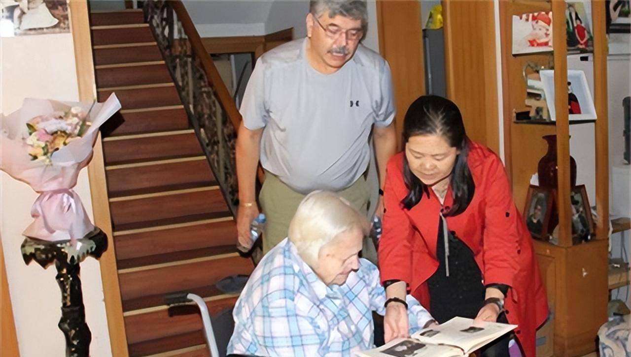 美国姑娘在华执教70年,总理特批绿卡,家里五星红旗谁都不让碰_吴雪莉