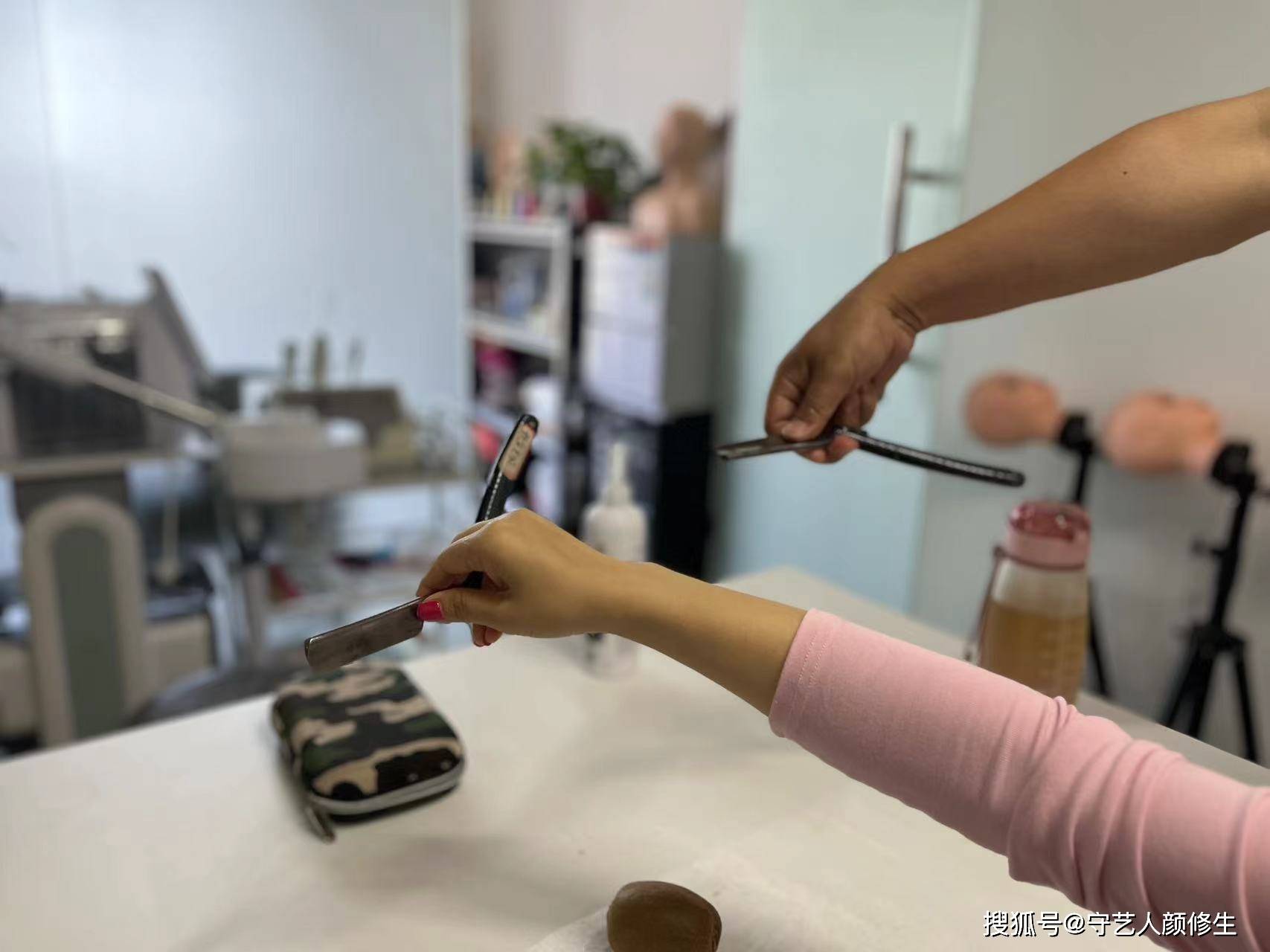 美容修面师操作手法训练技巧_动作_剃刀_刀口