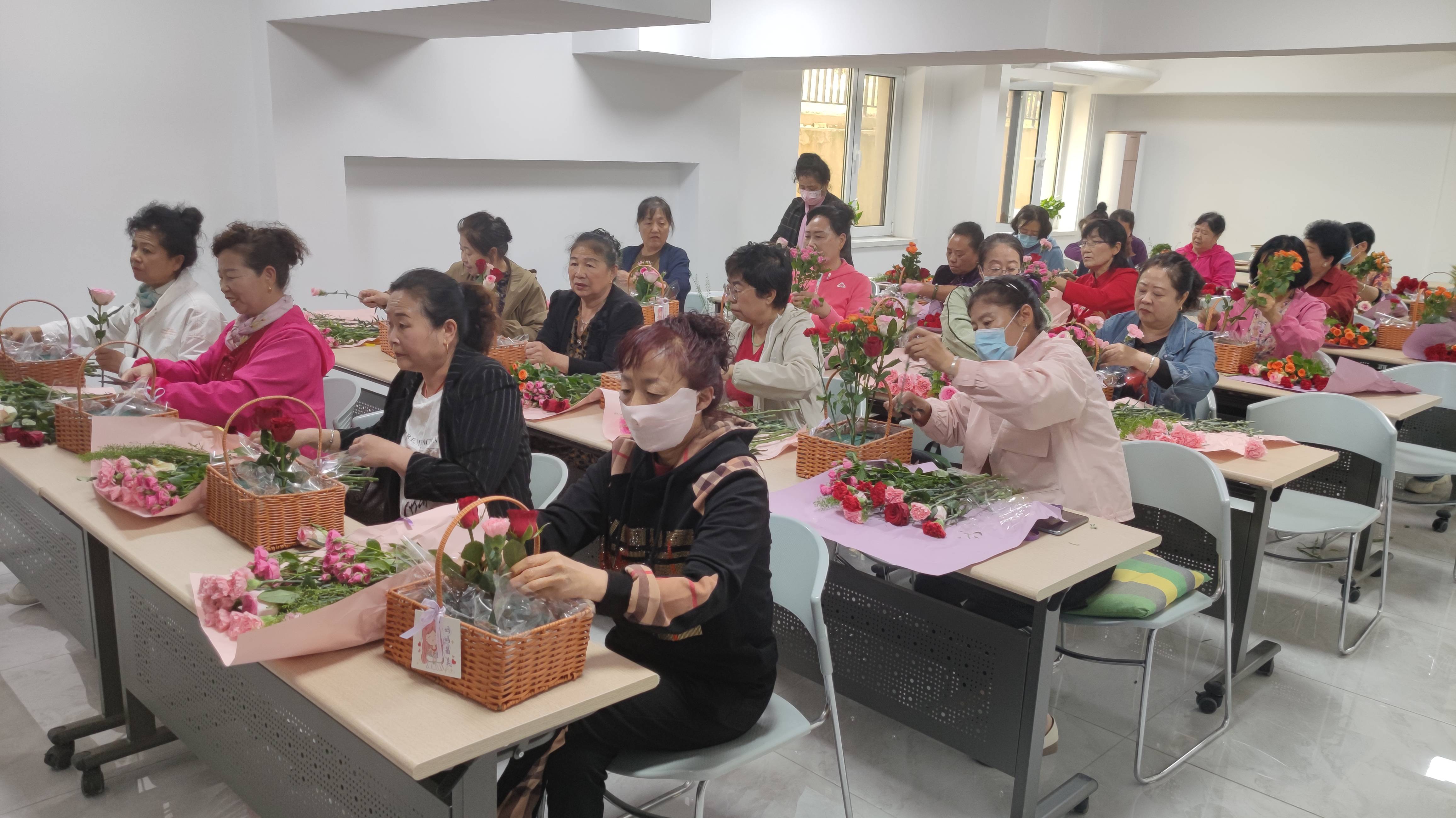 玉龙社区开展"花语情深 致敬母亲"手工插花活动