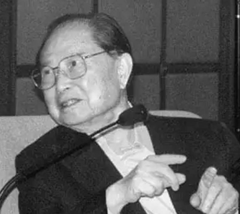 他曾担任上海市委书记,一手促成了"汪辜会谈",长子是中将