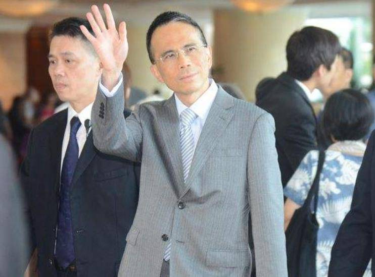 相貌平平的女学霸,却让首富之子钟情30多年,现已是女富豪