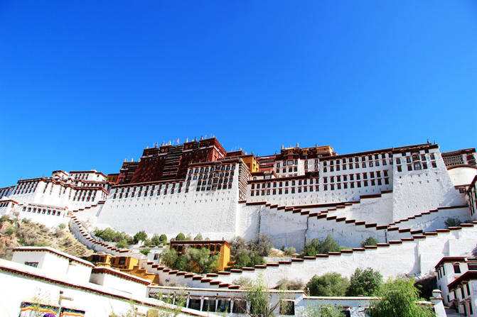 西藏的旅行费用因人而异,但大致可以分为交通,住宿,餐饮和门票等几个