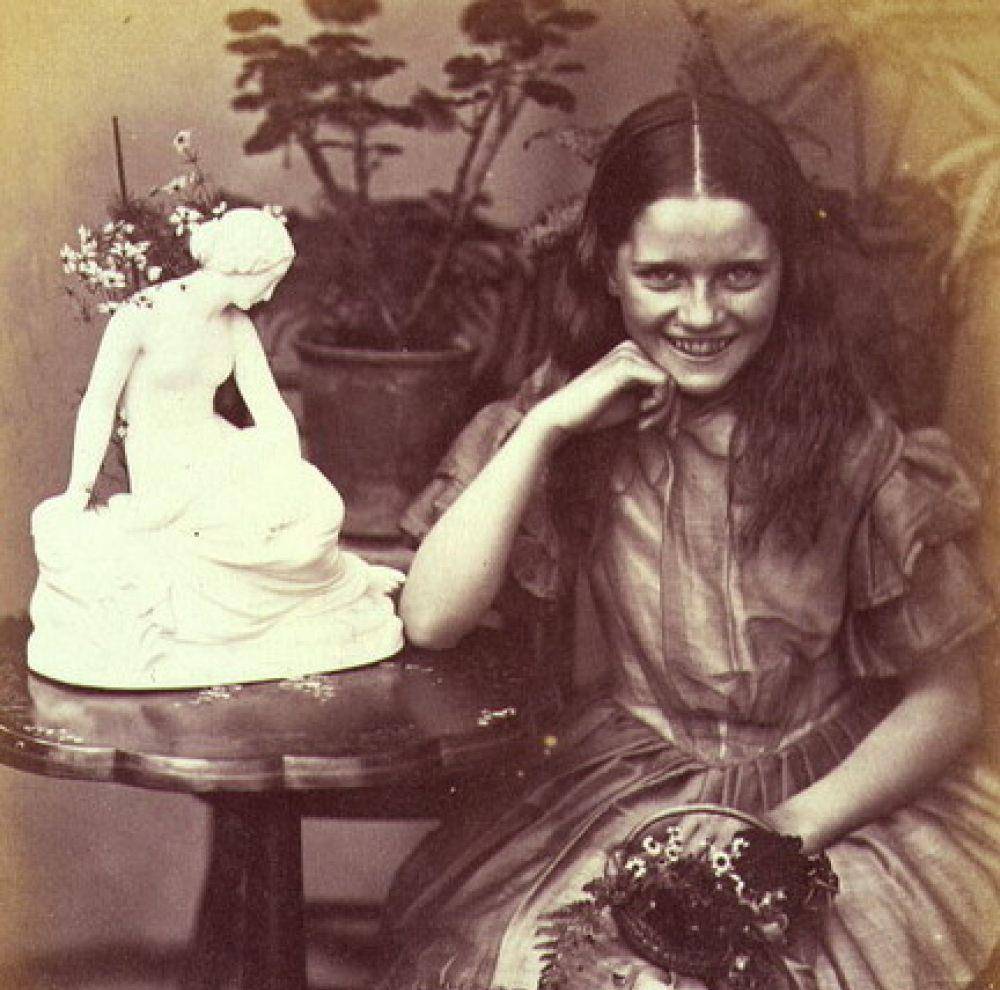 她是爱丽丝梦游仙境的原型,一个忧郁的小女孩,被作者拍了7年_刘易斯·