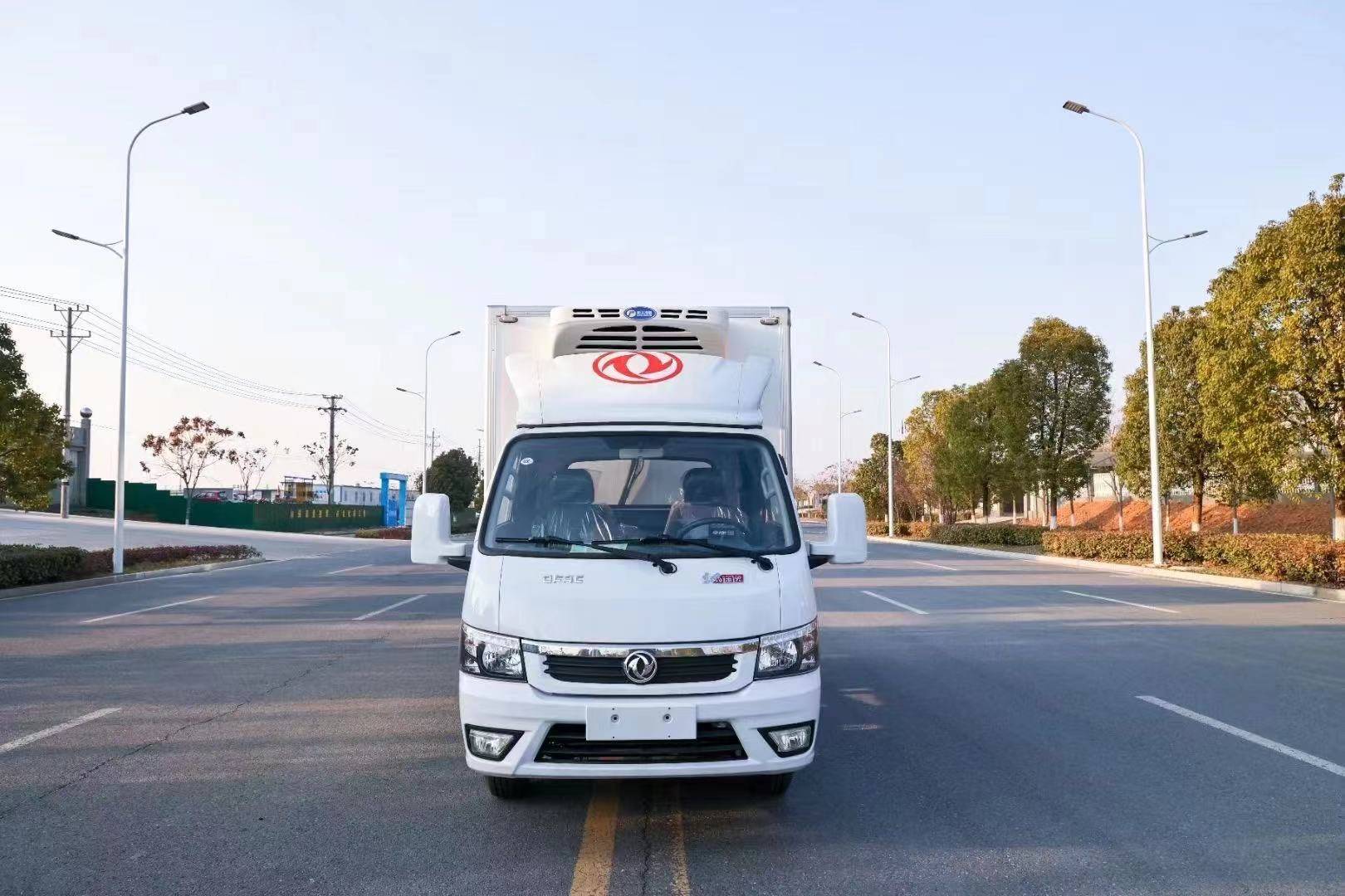 3米5东风途逸冷藏车