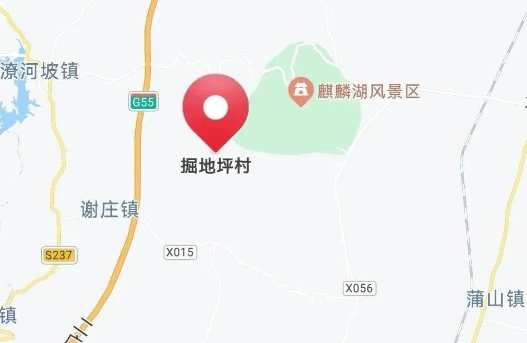 掘地坪北依五垛山,白河支流泗水,西靠伏牛山余脉,东临蒲山,丰山,隐山