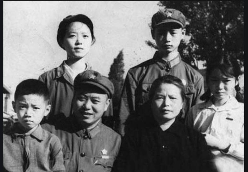 少将颜文斌:作战勇猛重伤昏死被埋时,嚷嚷:你们干啥呢?活99