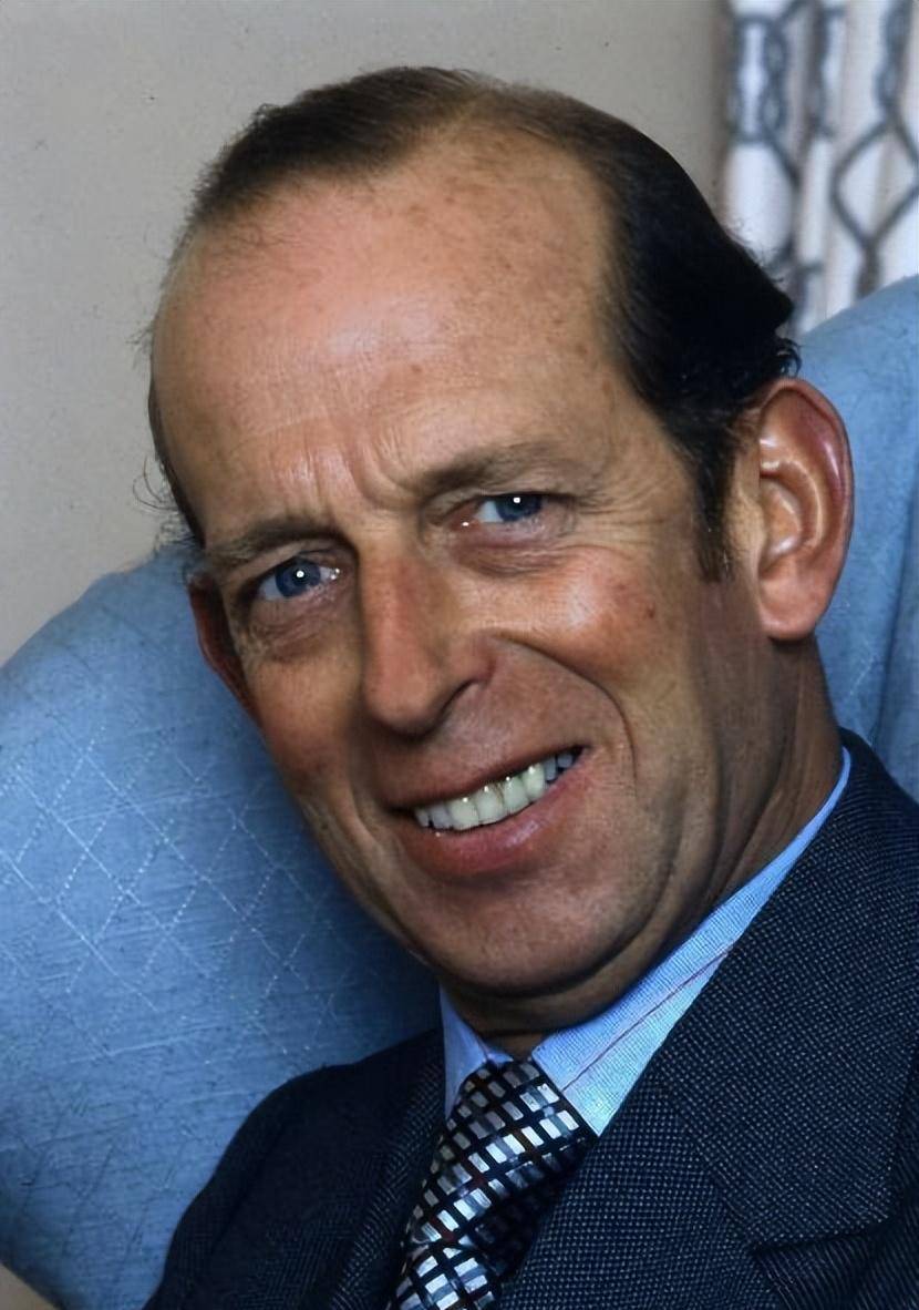 从容貌上来看,肯特公爵实在不像个贵族.1942年,乔治亲王空难去世.