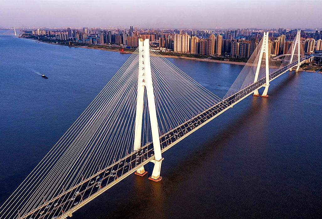 我国长江上的第一座桥梁就是开建于1955年的武汉长江大桥,武汉长江