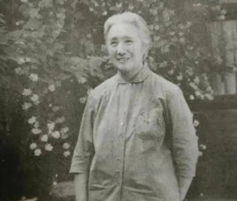 上海女商人资助一名落难青年,20年后青年登门拜谢,已是兵团司令