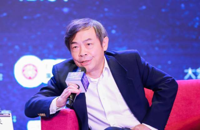 中国第一架私人飞机的拥有者,家中豪车太多,停车场都达100米长_张跃