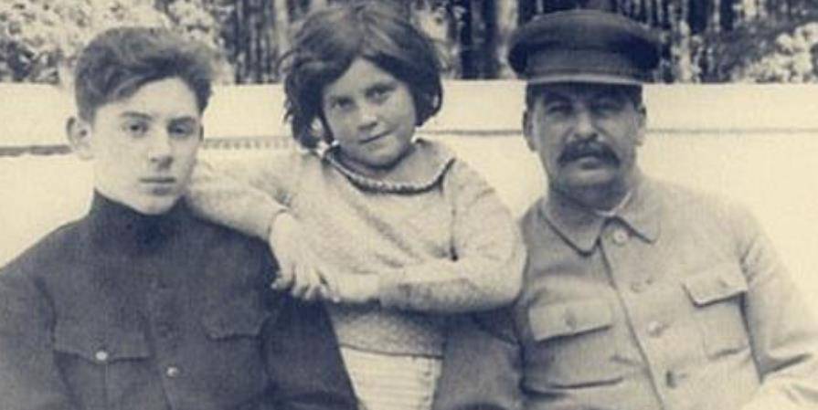 斯大林的婚姻与家庭:两任妻子都死于非命,三个子女也都客死异乡