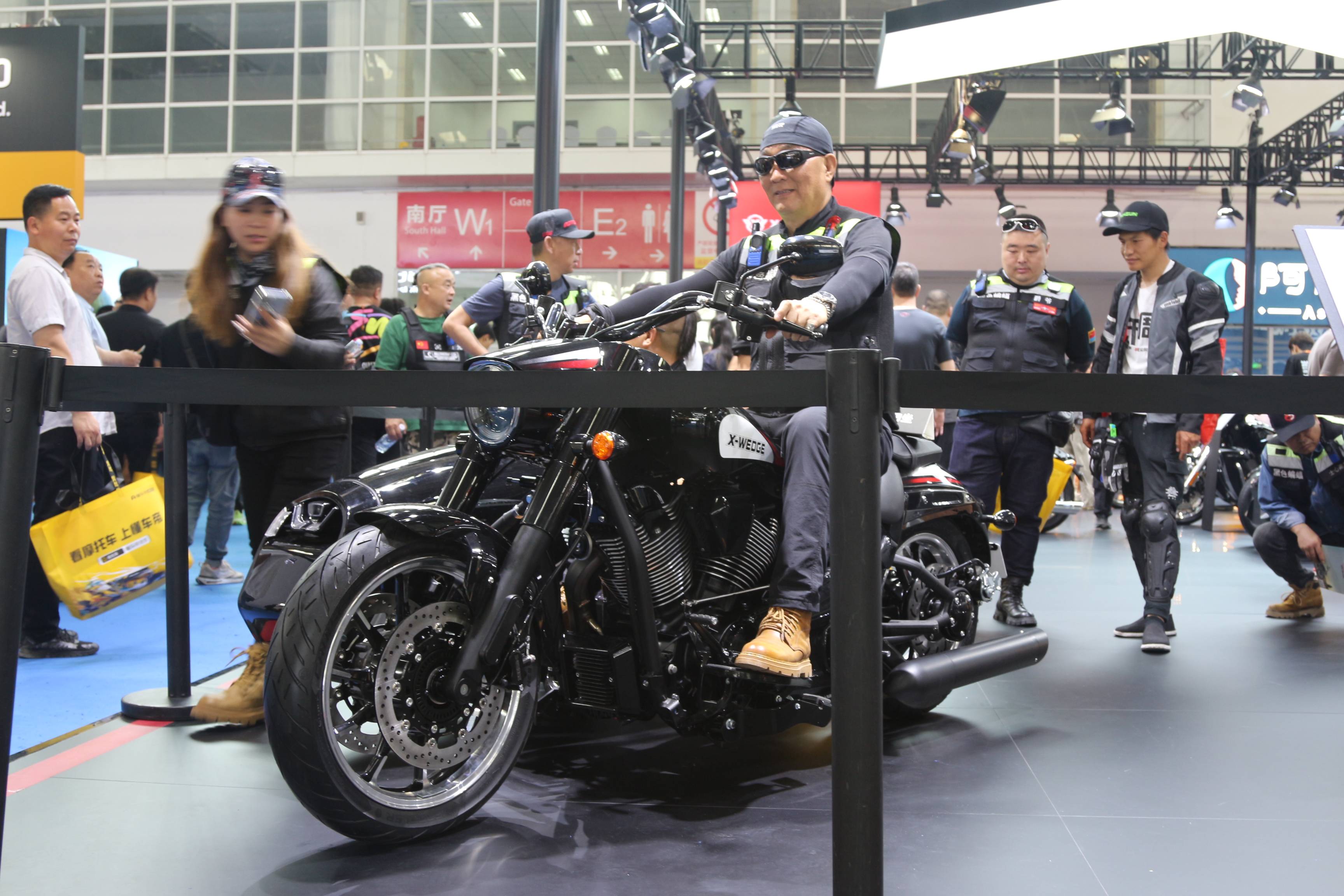 北京黑色蝙蝠挎子俱乐部边三轮车队亮相北京摩博会